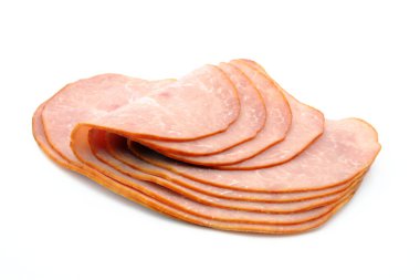 Beyaz arka planda dilimlenmiş jambon.