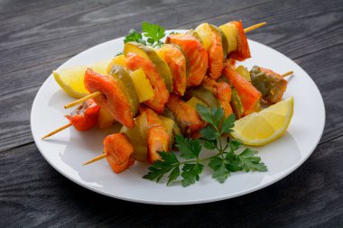 Tabakta somon şişleri