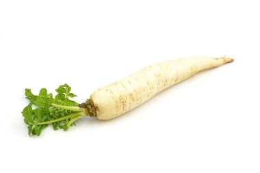 Beyaz bir arka planda beyaz turp