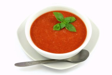 beyaz zemin üzerine domates çorbası