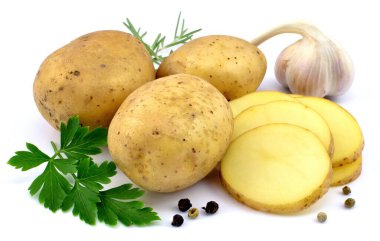 Beyaz arka planda patatesler