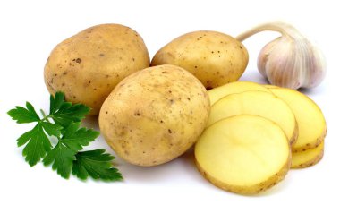 Beyaz arka planda patatesler