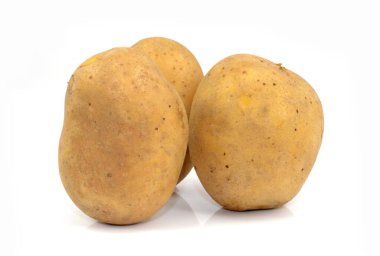 Beyaz arka planda patatesler