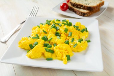 Tabakta soğan ve çırpılmış yumurta.