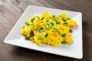 Tabakta soğan ve çırpılmış yumurta.