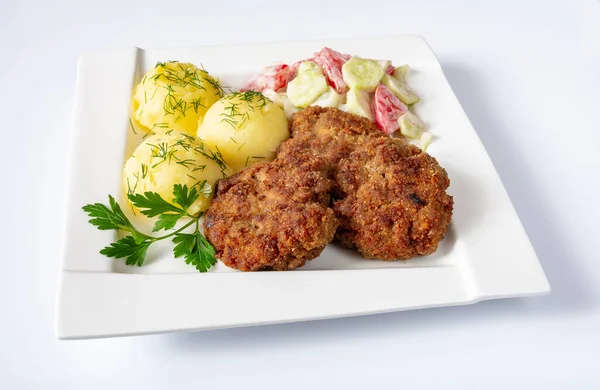 Gebratene Schnitzel Mit Salzkartoffeln Und Salat Auf Weißem Teller — Stockfoto