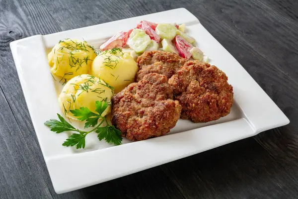Gebratene Schnitzel Mit Salzkartoffeln Und Salat Auf Weißem Teller — Stockfoto