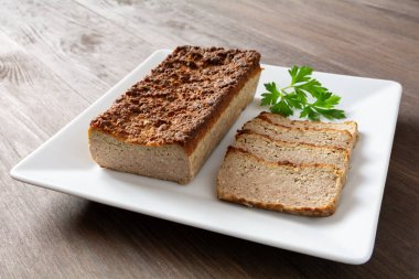 beyaz bir tabakta pate