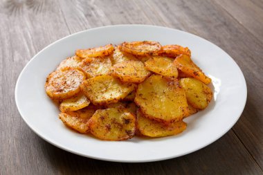 Beyaz bir plaka üzerinde fırında patates