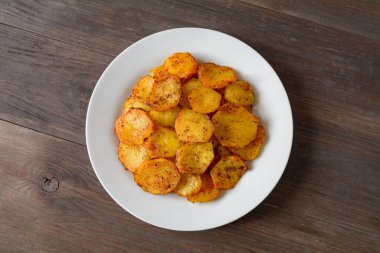 Beyaz bir plaka üzerinde fırında patates