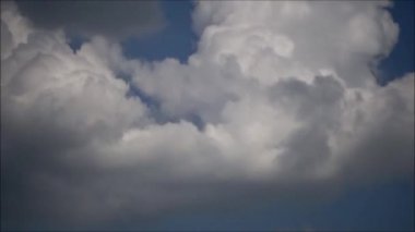 Mavi gökyüzündeki bulutlar