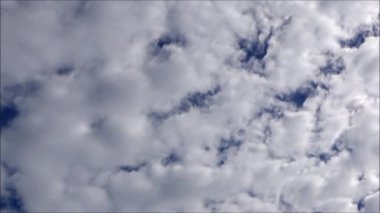 Mavi gökyüzündeki bulutlar