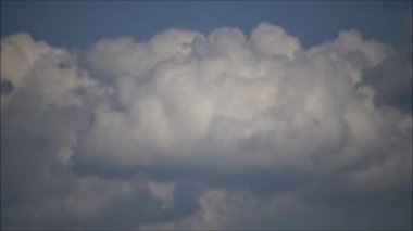 Mavi gökyüzündeki bulutlar