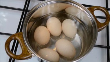 Tencerede yumurta pişirmek