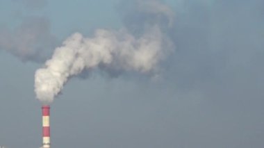 Fabrikadan baca dumanı tütüyor.