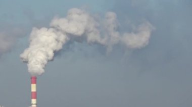 Fabrikadan baca dumanı tütüyor.