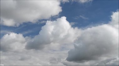 Mavi gökyüzünde hareket bulutlar