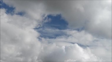 Mavi gökyüzünde hareket bulutlar