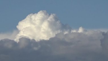 Mavi gökyüzünde hareket bulutlar