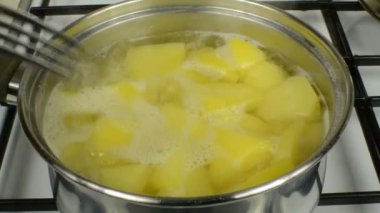 Gaz sobasında patates pişirmek.
