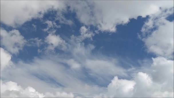 Σύννεφα Που Κινούνται Πέρα Από Γαλάζιο Του Ουρανού — Αρχείο Βίντεο