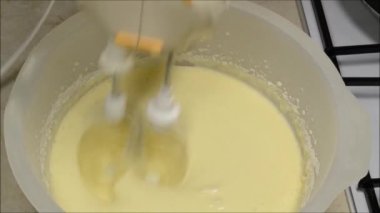 Karıştırıcıyla ev yapımı krep yapmak.