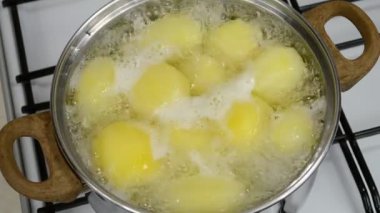 Gaz sobasında patates pişirmek.