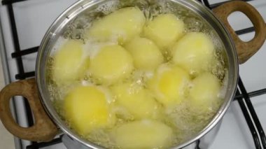Gaz sobasında patates pişirmek.