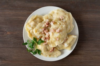 Lahana ve etli börek.