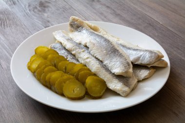 Salatalık turşusuyla marine edilmiş ringa balıkları.