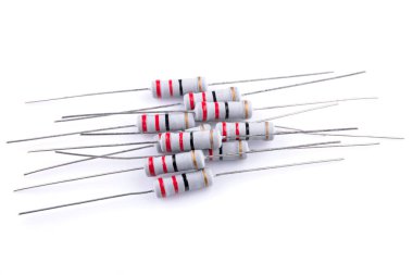 Elektronik bileşenler, beyaz arkaplanda dirençler
