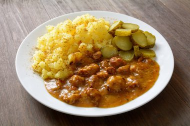 Patates ve salatalık turşulu domuz kebabı.