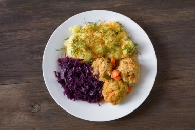 Patatesli köfte ve kırmızı lahana.