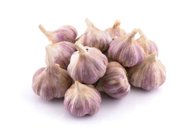 Beyaz arka planda sarımsak