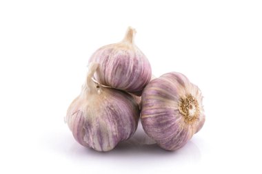 Beyaz arka planda sarımsak