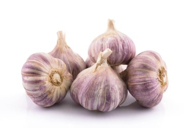 Beyaz arka planda sarımsak