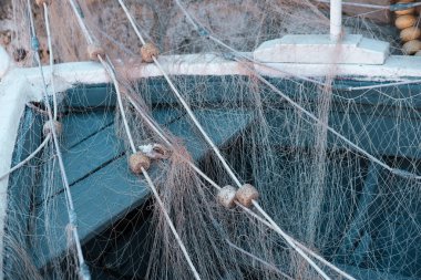 Şamandıralı balık ağı ya da tahta balıkçı teknesinde küçük plastik şamandıralı balık ağı, ince resim