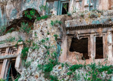 Uçurumun kenarına oyulmuş antik Lycian mezarları, Amyntas mezarı, Fethiye 'deki tarihi mezarlar.