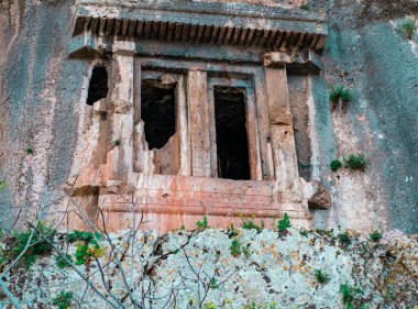 Uçurumun kenarına oyulmuş antik Lycian mezarları, Amyntas mezarı, Fethiye 'deki tarihi mezarlar.