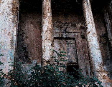 Kayalıklardaki Lycian mağaraları ayrıntıları kapat, antik medeniyet mimarisi, Fethiye 'deki Amyntas Mezarı girişi