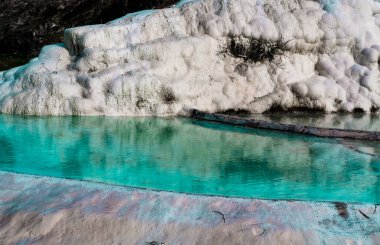 Pamukkale, Türkiye 'de ilkbahar kireç taşı beyaz havuzları, hidrotermal veya jeotermal yaylar, doğal miras, kış mevsimi manzarası