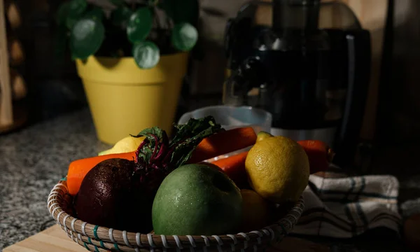 Фрукти Овочі Морква Буряк Зелене Яблуко Лимон Соломі Натуральна Миска — стокове фото