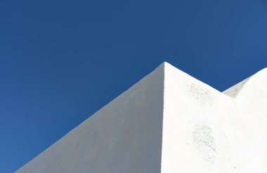 Geleneksel Yunan beyazlatılmış bina mimarisi, mavi ve beyaz renkler, duvar, gökyüzü, köşe