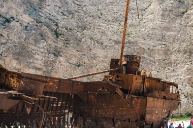 Zakynthos Adası, İyonya, Yunanistan - 16 Haziran 2022: Navagio Körfezi 'ndeki eski gemi enkazı yolcuları için ünlü popüler bir yer