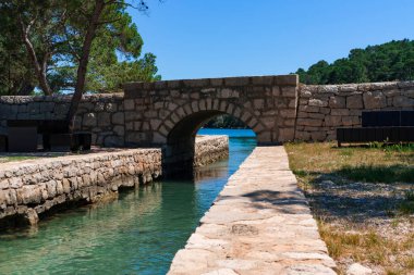 Mljet Ulusal Parkı Hırvatları 'ndaki küçük göl ile büyük göl arasında küçük bir köprü.
