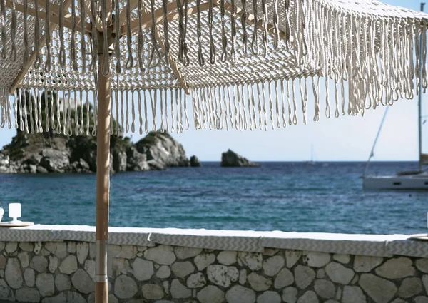 Летний Зонтик Пляжном Клубе Кафе Лодки Море Заднем Плане — стоковое фото