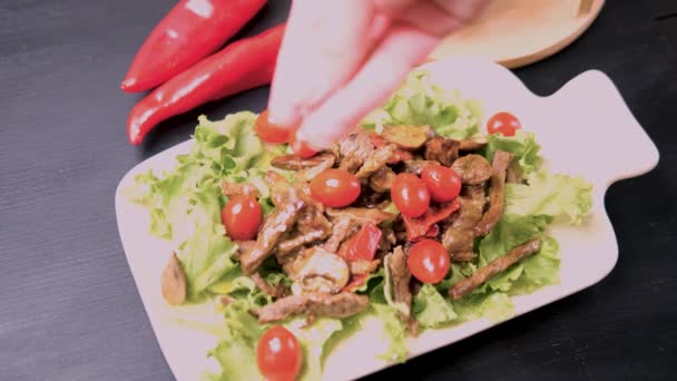 Teplý Masový Salát Sezamovým Dresinkem Střídání Talířů Listy Zeleného Salátu — Stock video