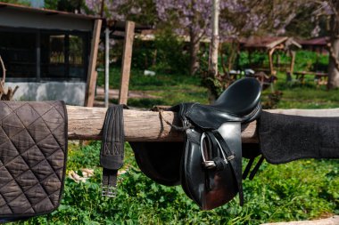 At çiftliği köyünde at biniciliği aletleri kurutuluyor.