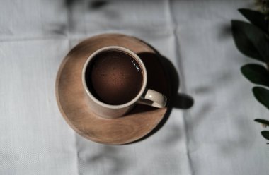 Türk kahvesi beyaz kumaş kumaşla servis edilir. Nakış işlemeli, geleneksel içecek.