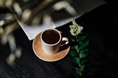 Türk kahvesi, geleneksel sedir içeceği, sıcak içecekler, koyu arkaplanda bitkilerle süslenmiş.